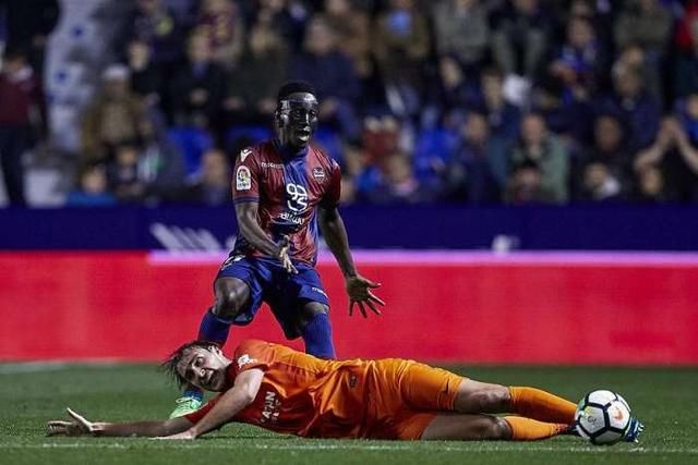  莱切客场发威掀翻中游球队收获三分  